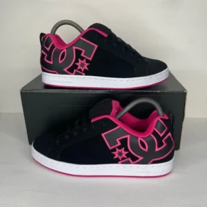 DC Court Graffik negros logo delineado rosa