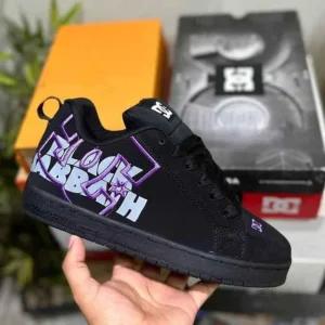 DC Court Graffik x Black Sabbath negros/logo morado/letras grises